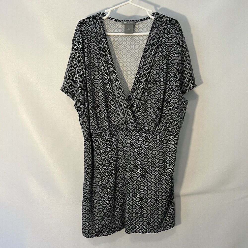 Ann Taylor Shirt Women's Size Large V-Neck Short Sleeve Black And White Blouse